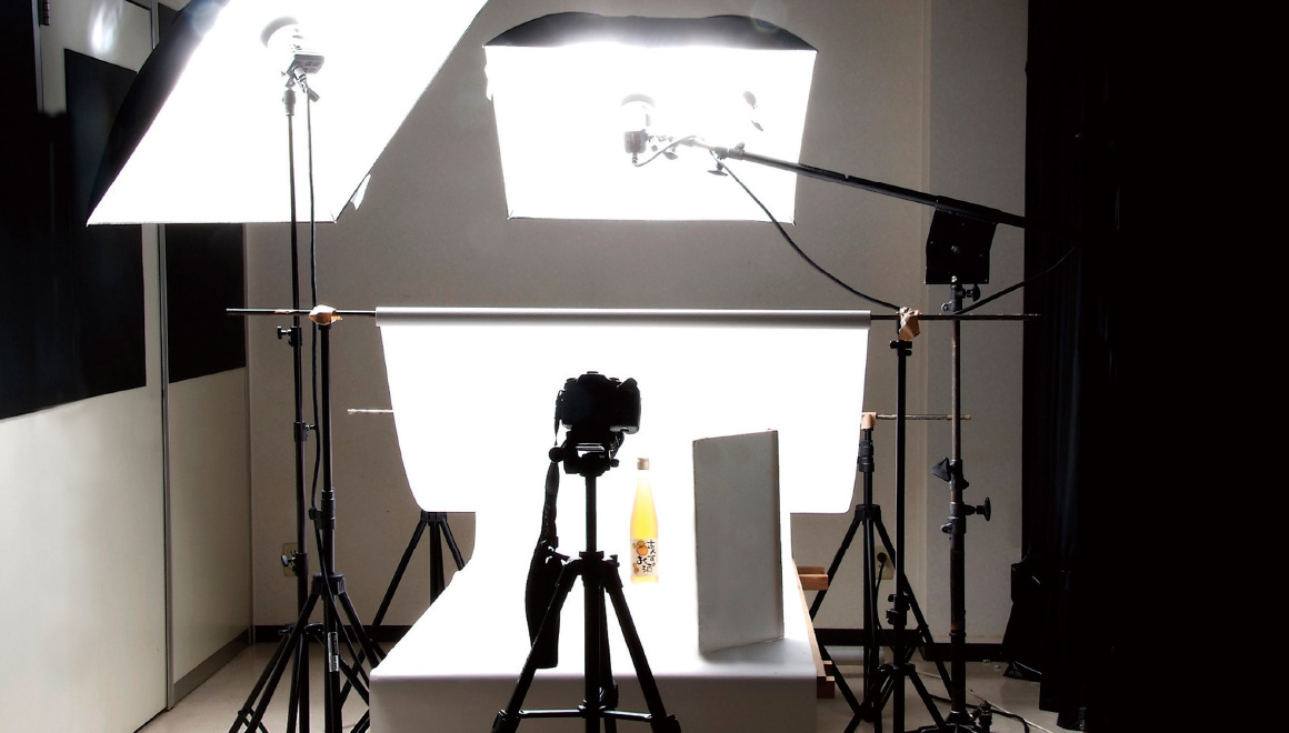 最新の照明機材とバック紙を完備した自社内の専用撮影スタジオ環境