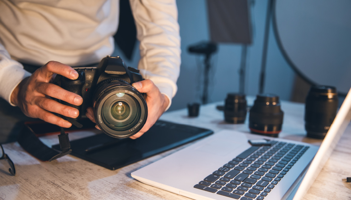 媒体の特性に合わせて精密なライティング調整を行う専属カメラマン